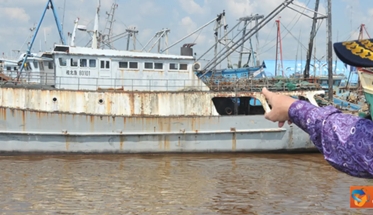 Citizen6, Kalbar: MKP Sharif C Sutardjo meninjau kapal ilegal nelayan Vietnam yang ditahan didermaga Stasiun PSDKP Sungai Rengas Pontianak. (Pengirim: Efrimal Bahri)