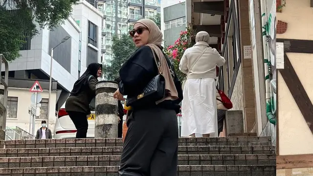 Momen Ananda Omesh dan Dian Ayu Lestari Ajak Anak Liburan ke Hongkong. (instagram/omeshomesh, instagram/dianayulestari)