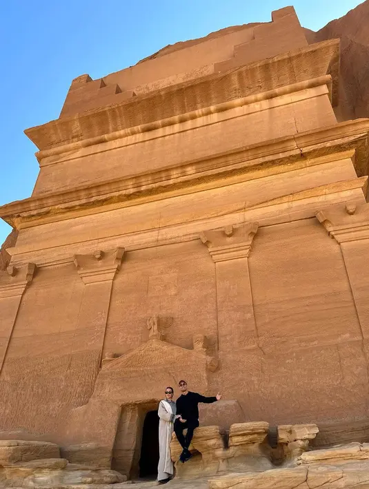 Pada potret pertama, keduanya berpose di depan situs Hegra yang menjadi Situs Warisan Dunia Unesco Pertama di Arab. Mereka tampil kompak serba monokrom. [@georginagio/@cristiano]