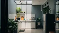 7 Desain Dapur Belakang Rumah dengan Atap Transparan, Hadirkan Cahaya Alami dan Kesan Lapang