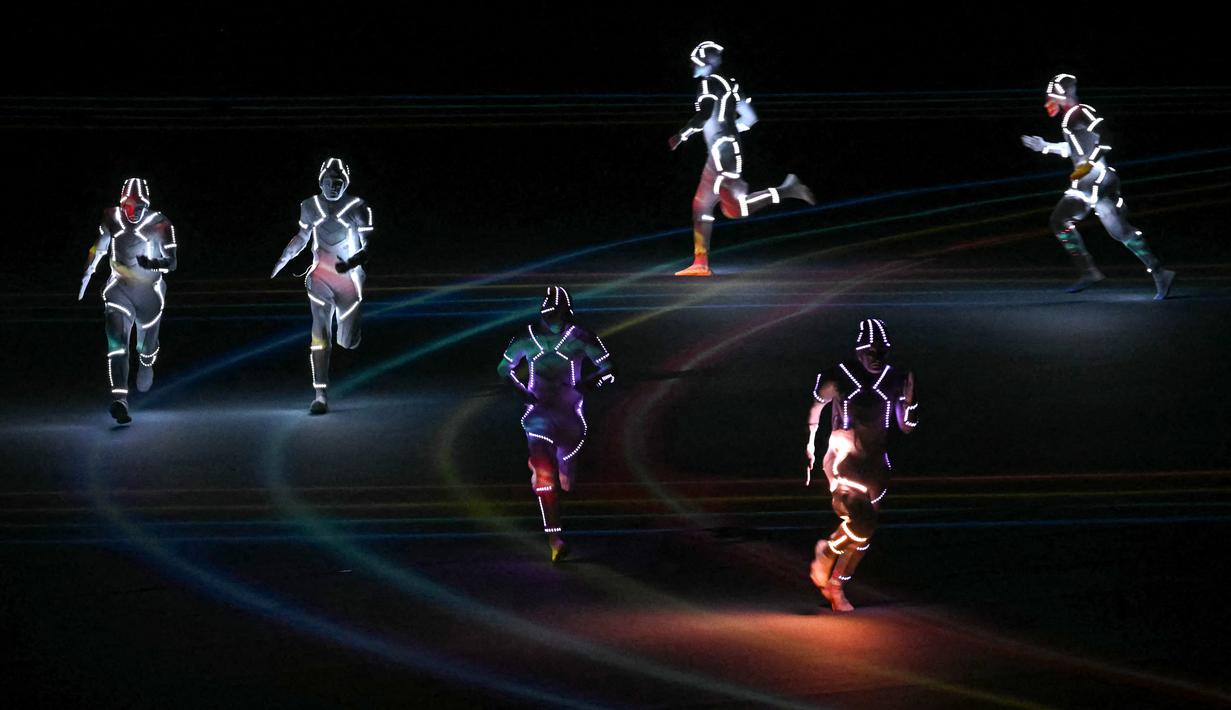 Upacara pembukaan SEA Games 2025 berlangsung meriah dengan perpaduan pertunjukan cahaya, musik, dan tarian tradisional Thailand yang membuat suasana semakin hidup. (AFP/Lillian Suwanrumpha)