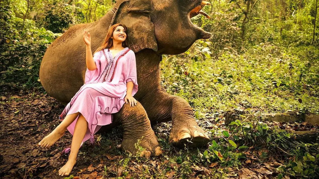 7 Pemotretan Ashanty Bersama Gajah di Bali Ini Curi Perhatian