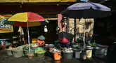 Para pedagang menjual makanan laut segar di sebuah pasar ikan tradisional di Surabaya, Jawa Timur, pada 9 Oktober 2025. (Juni Kriswanto/AFP)
