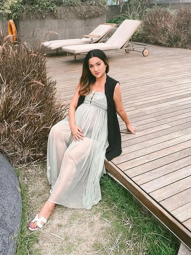 Jalani Program Bayi Tabung, Ini 7 Potret Tengku Dewi Putri Pamer Baby Bump