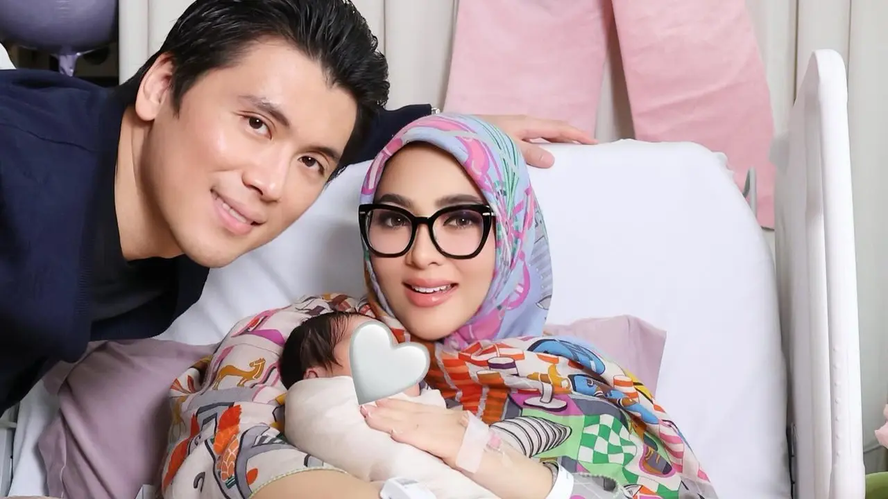 7 Potret Syahrini Unggah Momen Bareng Buah Hati, Bikin Netizen Penasaran