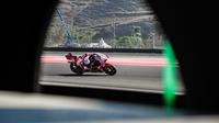 Pembalap  Enea Bastianini (Ducati Lenovo) tampil menjadi yang tercepat dengan waktu 1’29.630 detik pada Practice 1 Pertamina Grand Prix of Indonesia  di Sirkuit Mandalika, Lombok. (ITDC)