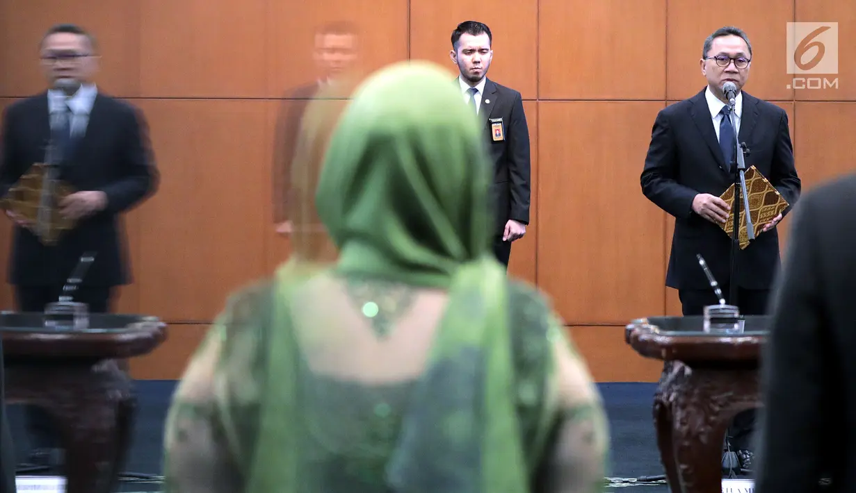 Ketua MPR Zulkifli Hasan membacakan sumpah jabatan saat melantik empat anggota MPR Pengganti Antar Waktu (PAW) di Kompleks Parlemen, Jakarta, Kamis (14/3). Zulkifli mengajak anggota MPR PAW mengawal demokrasi konstitusional. (Liputan6.com/JohanTallo)