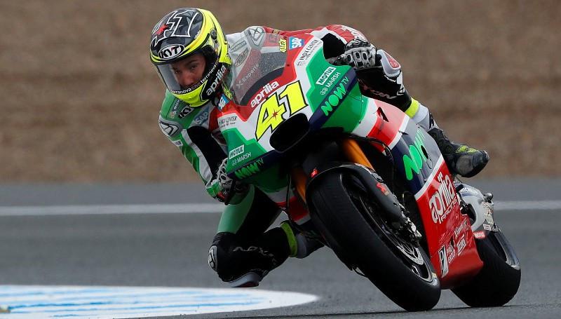 Pebalap Aprilia, Aleix Espargaro, sedang beraksi pada sesi latihan bebas pertama MotoGP Spanyol di Sirkuit Jerez, 5 Mei 2017. (EPA/Roman Rios)