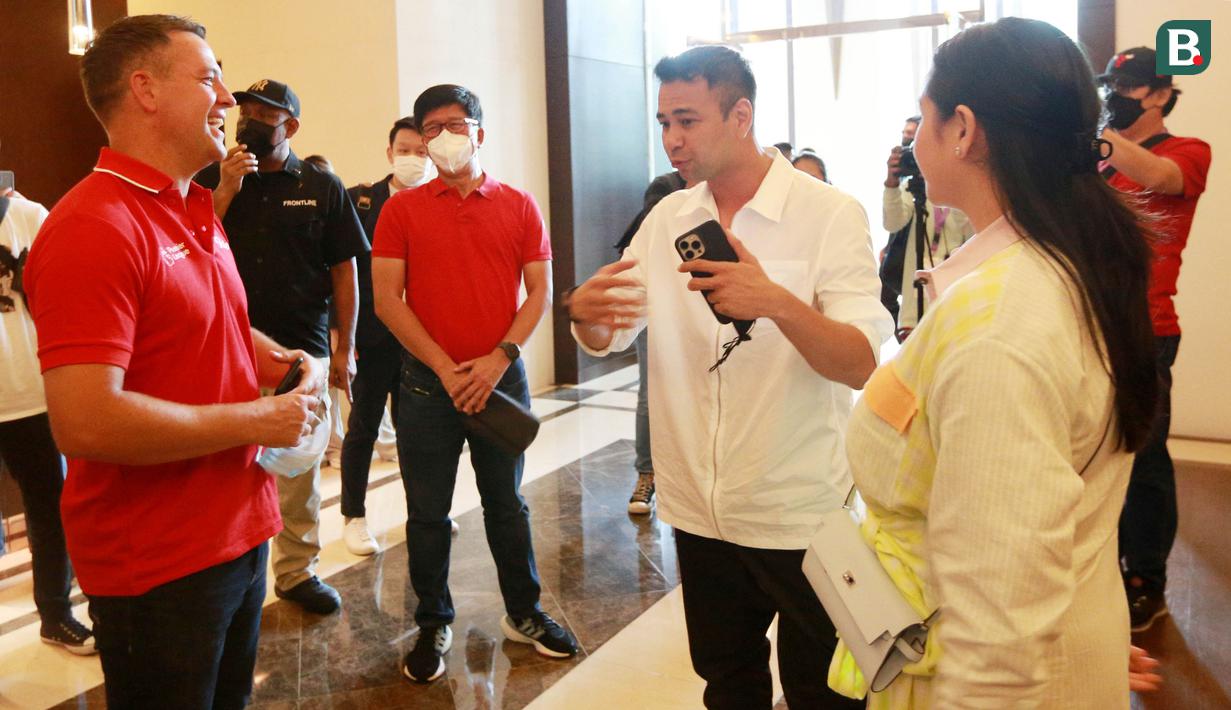Ditemui di Hotel Fairmont, Jakarta, Sabtu (20/8/2022) siang, keduanya saling berbagi cerita, dari Raffi pamer pernah mengundang Ronaldinho hingga mempromosikan Liga Inggris di Vidio. (Bola.com/M Iqbal Ichsan)