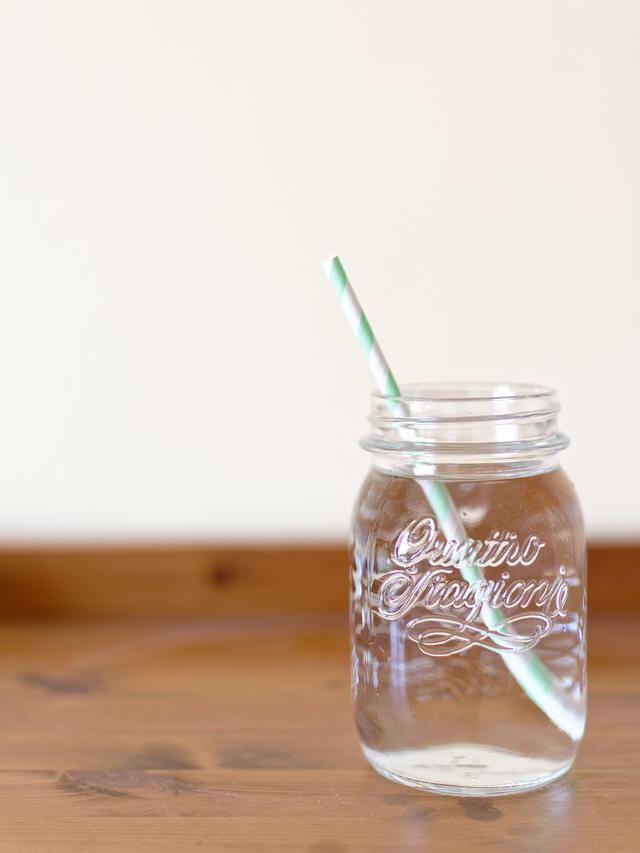 Ilustrasi manfaat air putih hangat