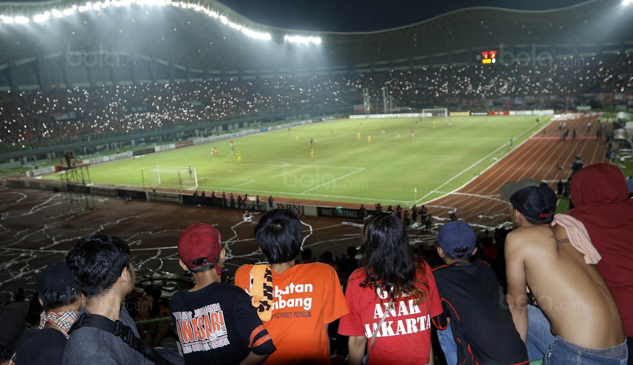 Ribuan The Jakmania saat menyaksikan laga terakhir Persija di Liga 1 di Stadion Patriot, Bekasi, Minggu (12/11/2017). Persija menang 2-1 atas Bhayangkara FC. (Bola.com/ M Iqbal Ichsan)