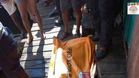 Penemuan mayat di kolong rumah nelayan di Sungai Manggar Balikpapan Kaltim.