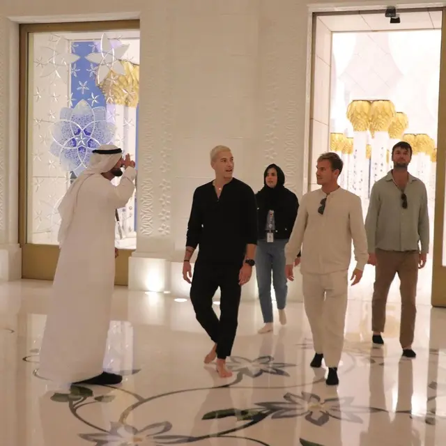 Taz Skylar mengunjungi Masjid Sheikh Zayed Abu Dhabi. (Instagram/ taz_skylar)