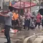 Pakai Jurus Kung Fu, Perkelahian Dua Pria Ini Malah Terlihat Lucu