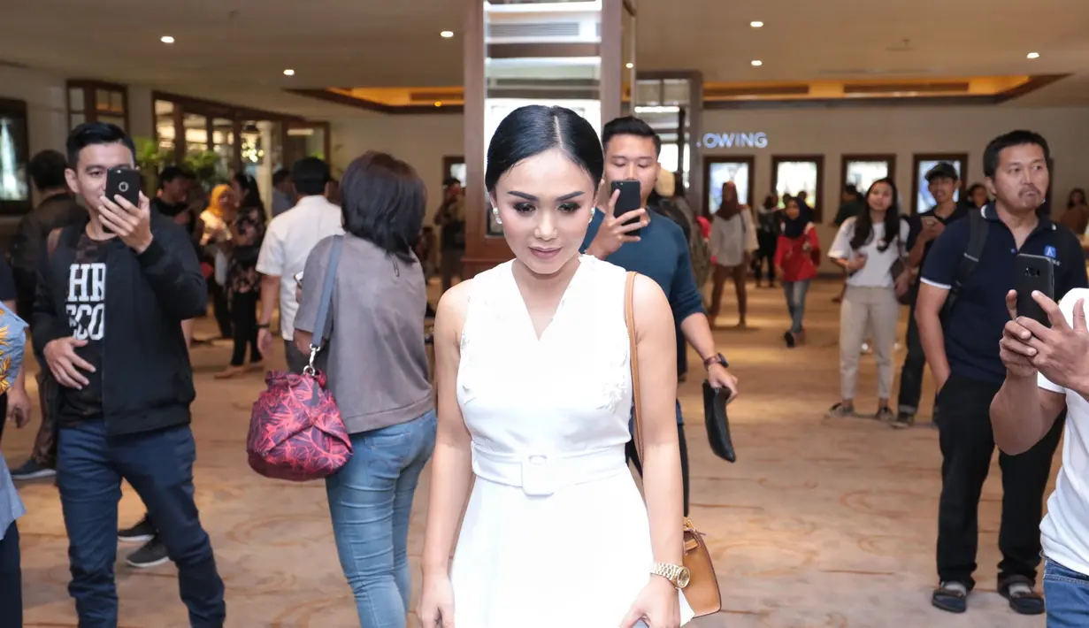 Ditemui saat Press Preview Saur Sepuh The Series di XXI Cineplex, Senayan City, Jakarta, Rabu (9/8/2017), Yuni bercerita soal kehadiran suaranya di backsound sinetron itu. Ia mengaatakan bahwa lagi ini bukan ciptaannya. (Adrian Putra/Bintang.com)