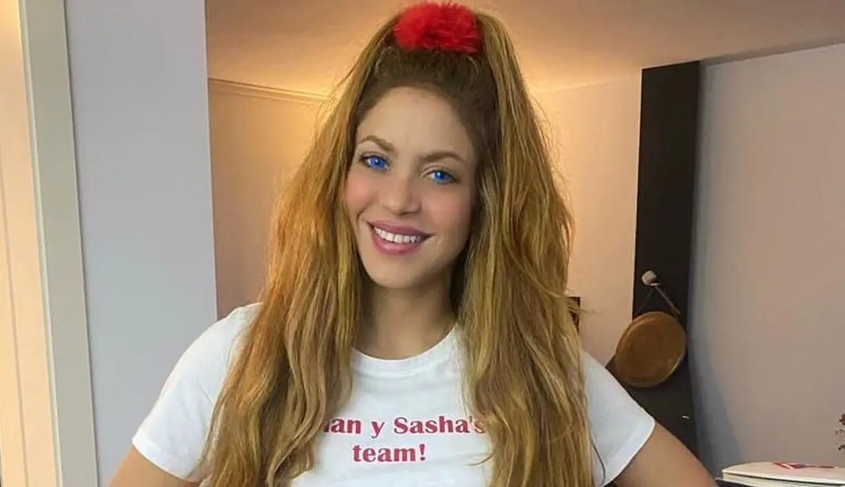 Tak sedikit warganet di media sosial Twitter menyebut jika Waka Waka milik Shakira akan selalu jadi lagu seremoni pembuka terbaik dalam sejarah Piala Dunia. Karena itu, banyak yang berharap penyanyi asal Kolombia tersebut tampil di upacara pembukaan. Sayangnya, Shakira tidak dapat hadir dalam acara akbar tersebut. (Liputan6.com/IG/@shakira)