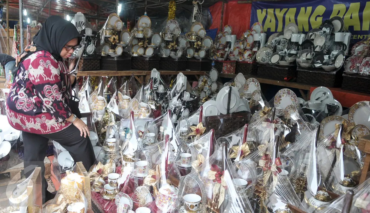 Calon pembeli melihat parcel di kawasan Cikini, Jakarta Selatan, Jumat (16/12). Jelang hari raya Natal, penjualan parcel di kawasan Cikini masih sepi pembeli. (Liputan6.com/Yoppy Renato)