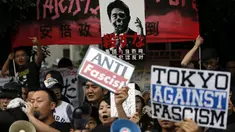 Rencana PM Shinzo Abe yang ingin memperluas peran militer mendapat tentangan dari sejumlah warga Jepang, (30/6/2014). (REUTERS/Issei Kato)
