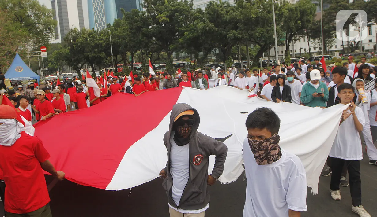 Massa yang tergabung dalam Masyarakat Penegak Demokrasi (MPD) menggelar aksi damai "Menyambut Pelantikan Presiden dan Wapres RI Terpilih" di Kawasan Patung Kuda, Jakarta, Kamis (10/10). Mereka mengimbau masyarakat menjaga situasi aman dan damai jangan terprovokasi. (Liputan6.com/Herman Zakharia)