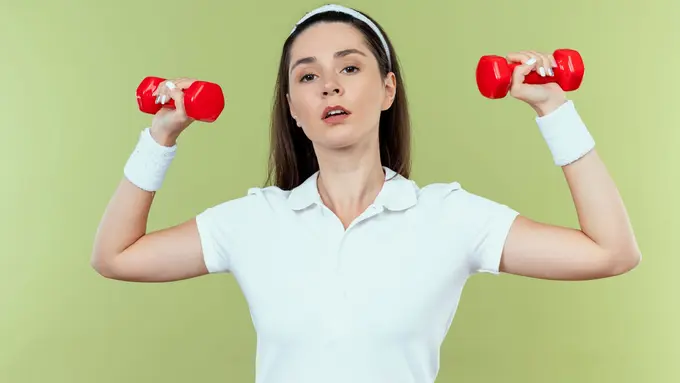 Tips Latihan Beban Ringan, Biar Badan Tetap Feminin dan Bugar Alami (photo by freepik.com)