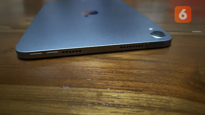 <p>Tombol volume di sisi bodi iPad Mini 7 2024. (Liputan6.com/ Agustinus Mario Damar)</p>