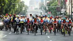 Sejumlah peserta mengikuti Fun Bike dalam rangka menyambut HUT ke-69 Bank Tabungan Negara (BTN) di Jakarta, Sabtu (9/2). HUT ke-69 BTN jatuh pada tanggal 9 Februari 2019. (Liputan6.com/Johan Tallo)