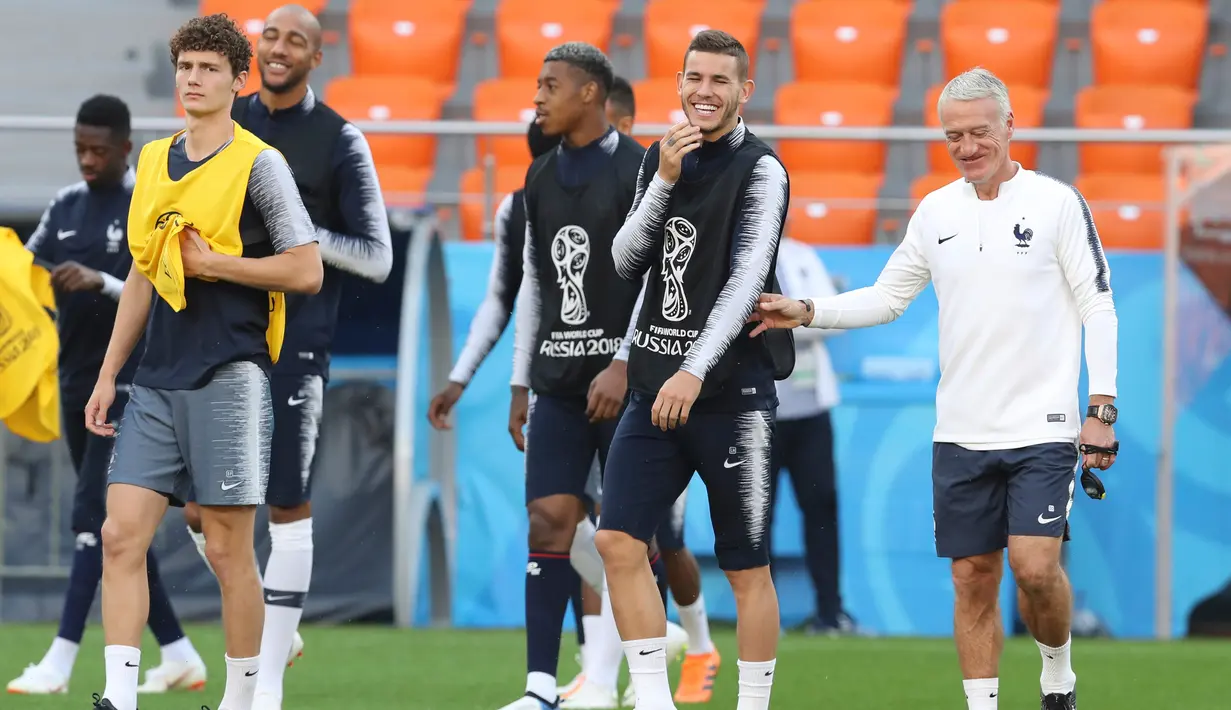 Pelatih Prancis, Didier Deschamps tertawa bersama para pemainnya saat latihan jelang menghadapi Peru pada grup C Piala Dunia 2018 di Yekaterinburg, Rusia, (20/6). Di grup C Prancis memimpin klasemen dengan poin tiga. (AP Photo / David Vincent)