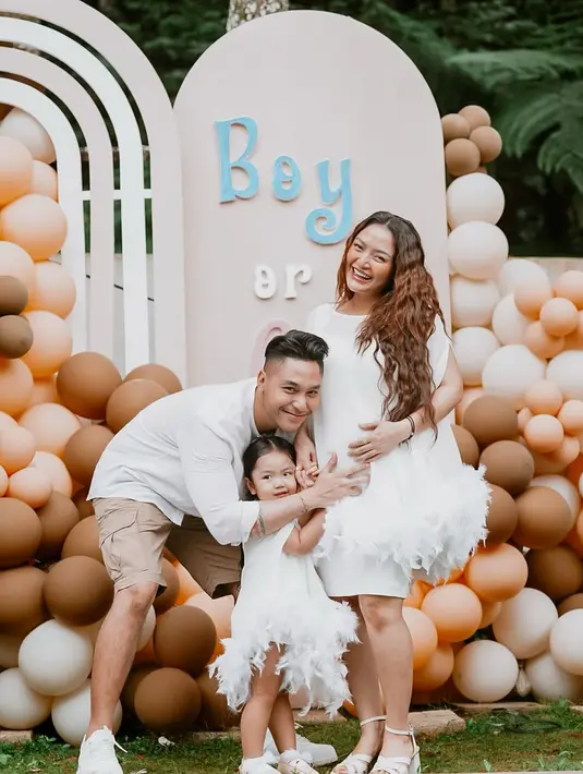 Kabar kehamilan anak kedua Siti Badriah pertama kali diumumkan pada Desember 2024. Sejak itu, banyak yang penasaran apakah keluarga kecil ini akan menyambut anak laki-laki atau perempuan. [@sitibadriahh].