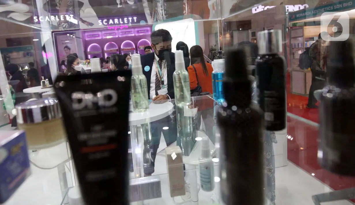 Pengunjung melihat-lihat produk kecantikan saat pameran Cosmobeaute Indonesia 2022 di Jakarta Convention Center (JCC), Senayan, Jakarta, Kamis (3/11/2022). Cosmobeaute Indonesia 2022 merupakan ajang pameran terbesar di industri kecantikan. (Liputan6.com/Johan Tallo)