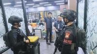 Brimob Kawal Penggerebekan Judi Online Jaringan Internasional di Hayam Wuruk (Istimewa)