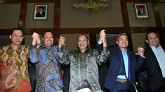 Wakil Ketua Komisi VI sekaligus Ketua Panja Azam Azman Natawijaya (tengah) jelang konferensi pers terkait  kinerja BUMN, Jakarta, Rabu (30/9/2015). Komisi VI akan membahas Panja (Panitia Kerja) terkait isu Pelindo II. (Liputan6.com/Johan Tallo)