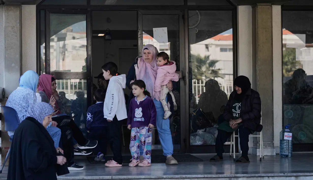 Sementara, menurut otoritas Lebanon, lebih dari 667.000 orang telah mendaftar di platform pengungsian daring pemerintah. Tampak dalam foto, para pengungsi yang menghindari serangan udara Israel di Lebanon selatan dan Dahiyeh, di Institut Teknik Bir Hassan yang telah diubah menjadi tempat penampungan, Beirut, Rabu 11 Maret 2026. (AP Photo/Bilal Hussein)