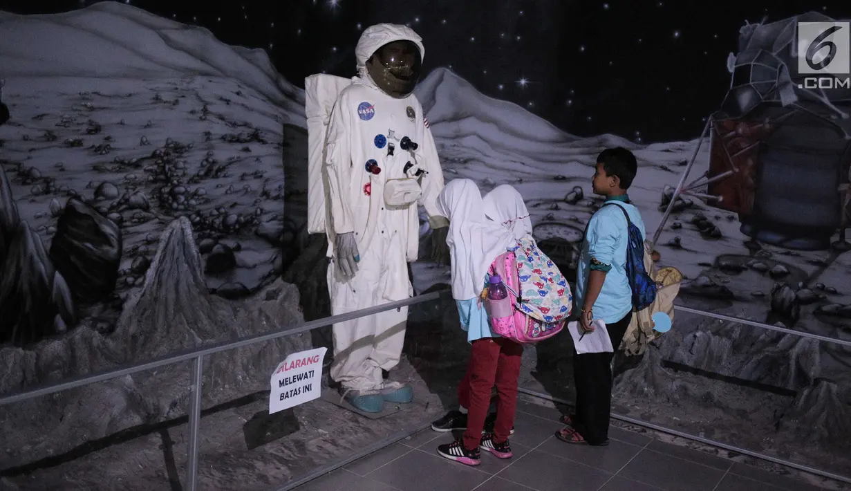 Anak-anak Panti Asuhan Rumah Amalia melihat replika kostum astronot saat mengikuti wisata edukasi di wahana Skyworld TMII, Jakarta, Minggu (25/8/2019). Kegiatan tersebut untuk mengenalkan dunia antariksa sejak dini kepada anak-anak. (Liputan6.com/Faizal Fanani)