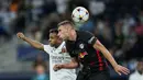 Penyerang Real Madrid Rodrygo berebut bola dengan bek Red Bull Leipzig Willi Orban pada matchday 2 Liga Champions berlangsung di Santiago Bernabeu, Kamis (15/9/2022) dini hari WIB. Real Madrid menang susah payah 2-0 kala menjamu RB Leipzig. (AP Photo/Manu Fernandez)