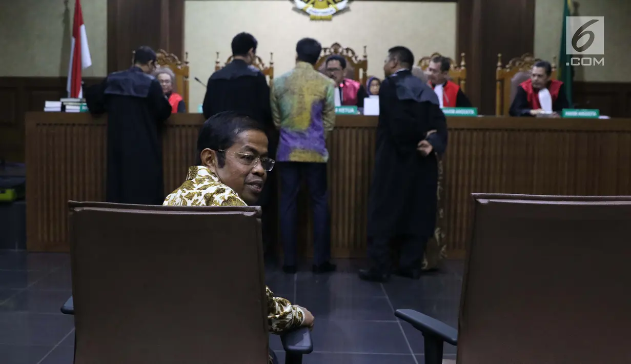 Mantan Sekjen Partai Golkar, Idrus Marham saat menjadi saksi pada sidang dugaan suap kesepakatan kontrak kerja sama pembangunan PLTU Riau-1 dengan terdakwa Eni Maulani Saragih di Pengadilan Tipikor, Jakarta, Rabu (2/1). (Liputan6.com/Helmi Fithriansyah)