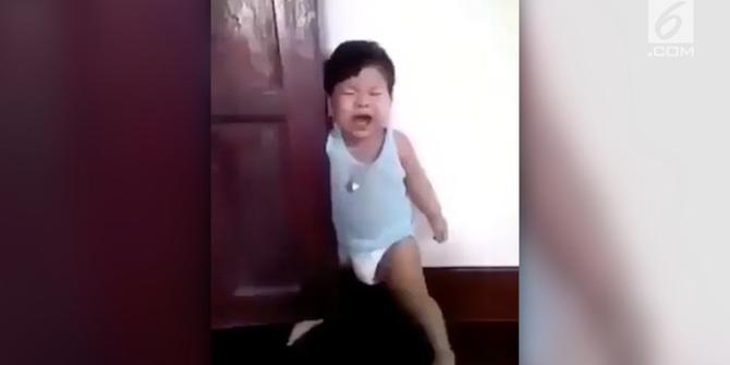 VIDEO: Lucu Banget, Balita Pura-pura Kejepit Pintu