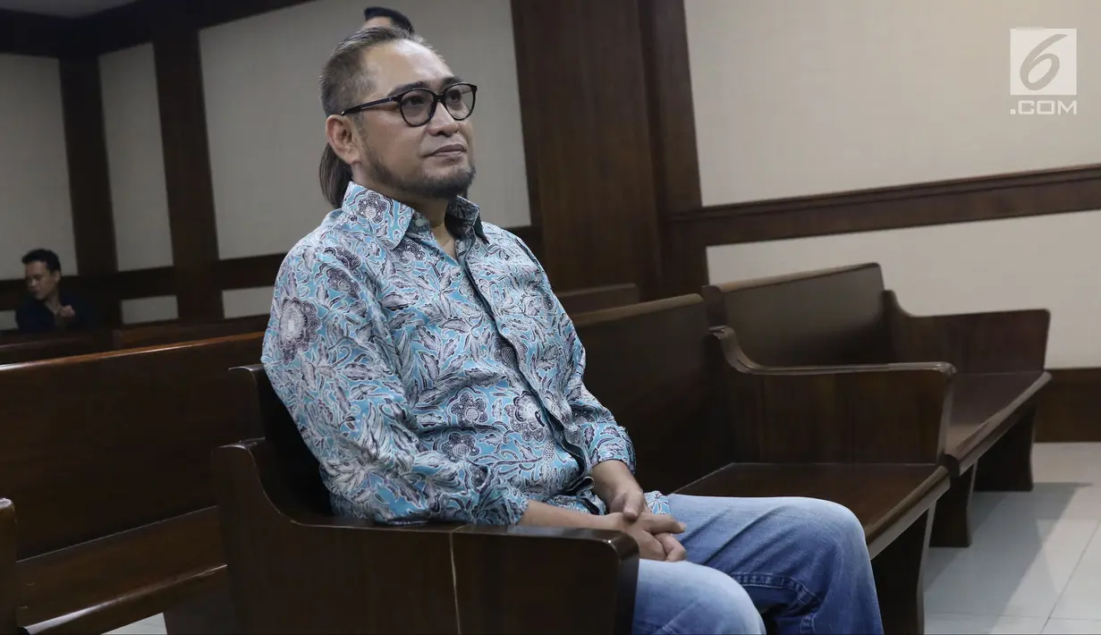Terpidana korupsi pembangunan P3SON Hambalang, Andi Zulkarnaen Mallarangeng jelang sidang PK di PN Jakarta Pusat, Kamis (19/7). Sebelumnya, Andi Zulkarnaen Mallarangeng divonis bersalah, dihukum 3 tahun 6 bulan penjara. (Liputan6.com/Helmi Fithriansyah)