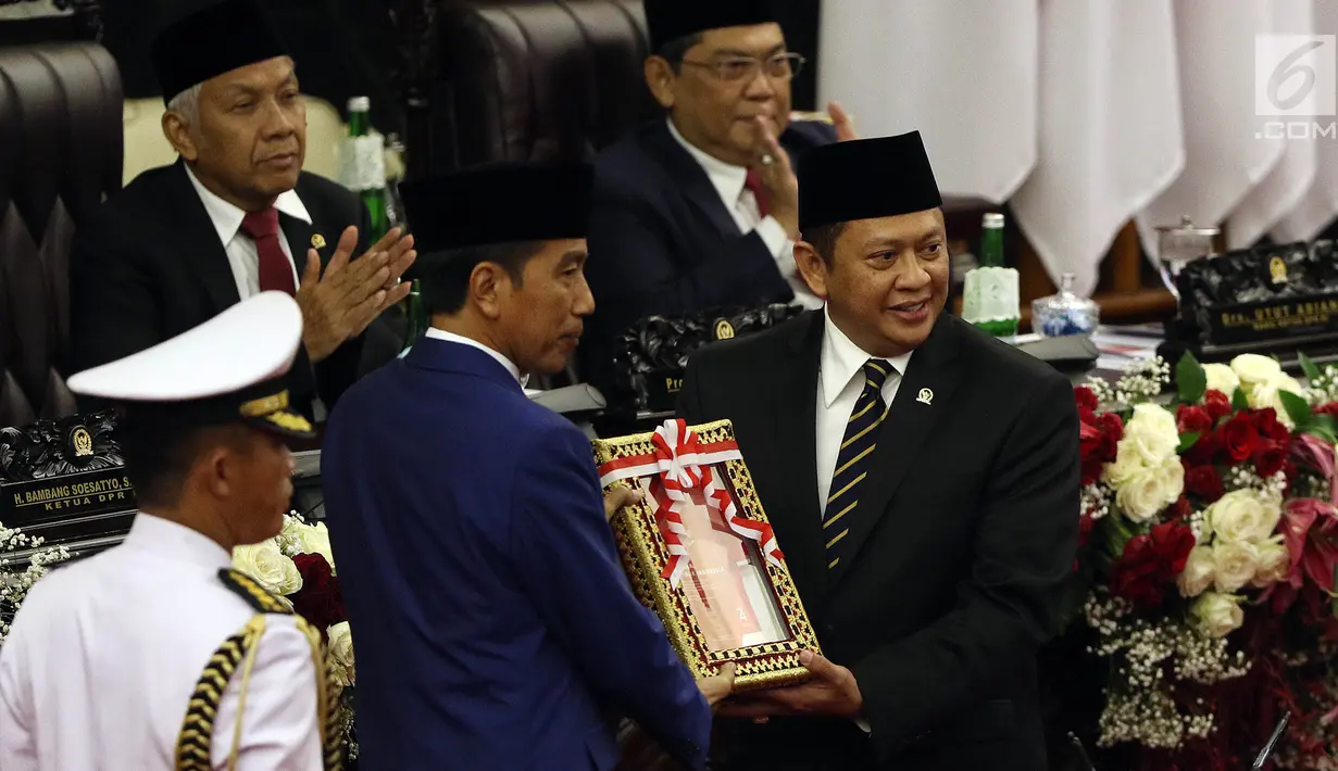 Presiden Joko Widodo menyerahkan RUU tentang APBN TA 2020 beserta Nota Keuangan dan pendukungnya kepada Ketua DPR Bambang Soesatyo dalam Sidang Paripurna di Gedung DPR, Jakarta, Jumat (16/8/2019). Nantinya DPR akan membahas RAPBN 2020 untuk selanjutnya disahkan menjadi UU. (Liputan6.com/JohanTallo)
