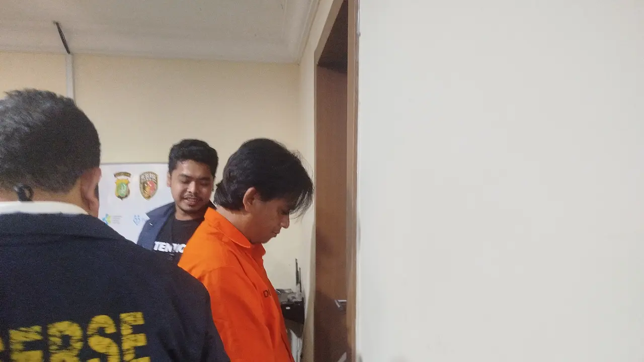 Tersangka kasus pembunuhan disertai mutilasi, Fauzan Fahmi (43), mengaku menyesal telah menghabisi nyawa dan memotong kepala mantan istri sirinya, SH (40). (Liputan6.com/Ady Anugrahadi)
