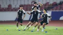 <p>Pemain Timnas Indonesia, Kevin Diks (tengah bawah) bersama Eliano Reijnders melakukan official training menjelang laga lanjutan putaran ketiga Kualifikasi Piala Dunia 2026 melawan Jepang di Stadion Utama Gelora Bung Karno (SUGBK), Senayan, Jakarta, Kamis (14/11/2024). (Bola.com/Bagaskara Lazuardi)</p>