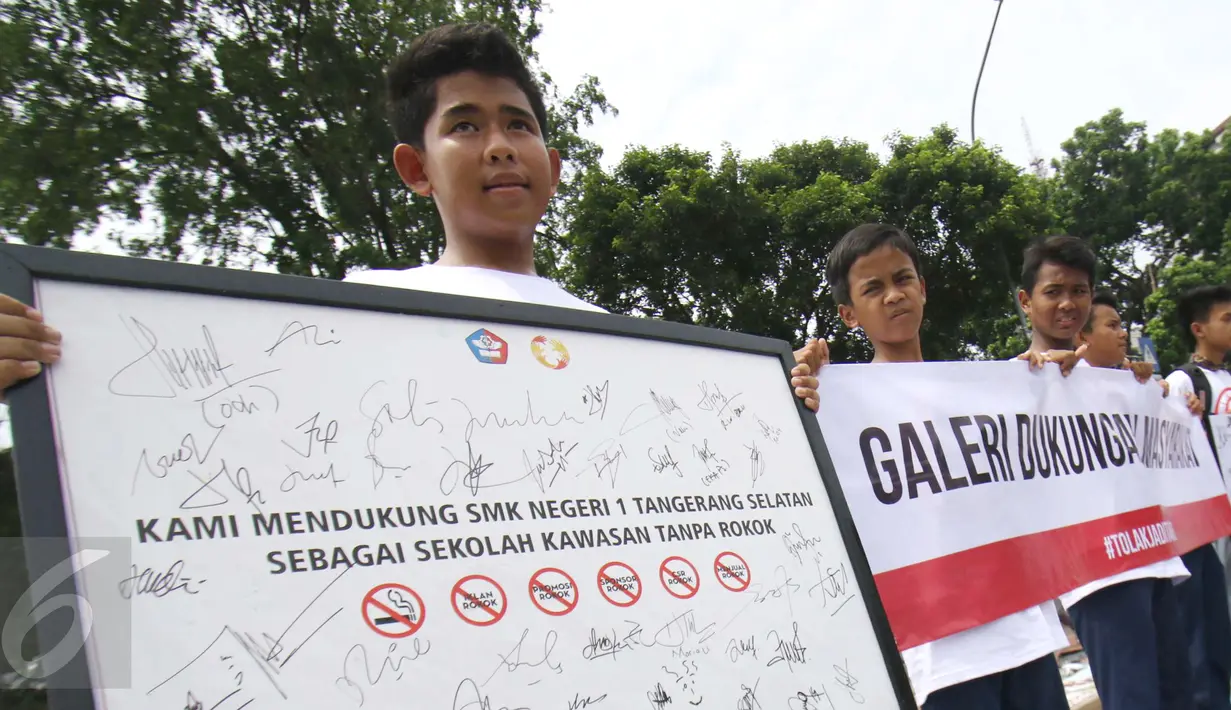 Sejumlah pelajar menunjukan spanduk saat menggelar aksinya di depan Istana Presiden, Jakarta, Sabtu (25/2). Mereka meminta kepada Presiden Jokowi agar sama-sama melawan perusahaan rokoknya yang menargetkan para pelajar. (Liputan6.com/Helmi Afandi)