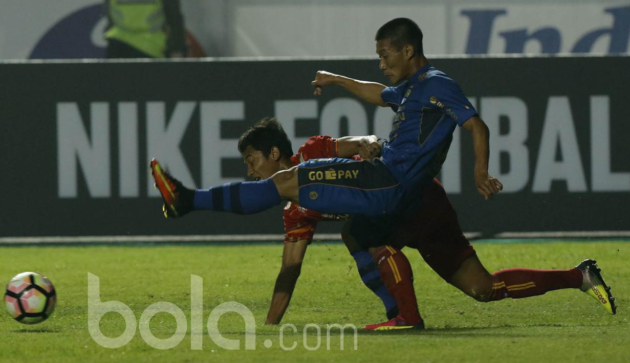 Gelandang Arema FC, Nasir, terjatuh saat berebut bola dengan bek Persib Bandung, Henhen Herdiana, pada laga Liga 1 di Stadion GBLA Bandung, Jawa Barat, Sabtu (15/4/2017). (Bola.com/M Iqbal Ichsan)