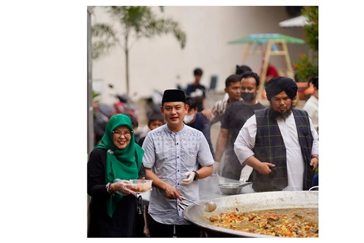 Mualaf di Ramadhan 2025, Ini 6 Potret Bobon Santoso Masak Besar Bareng Ustaz Derry