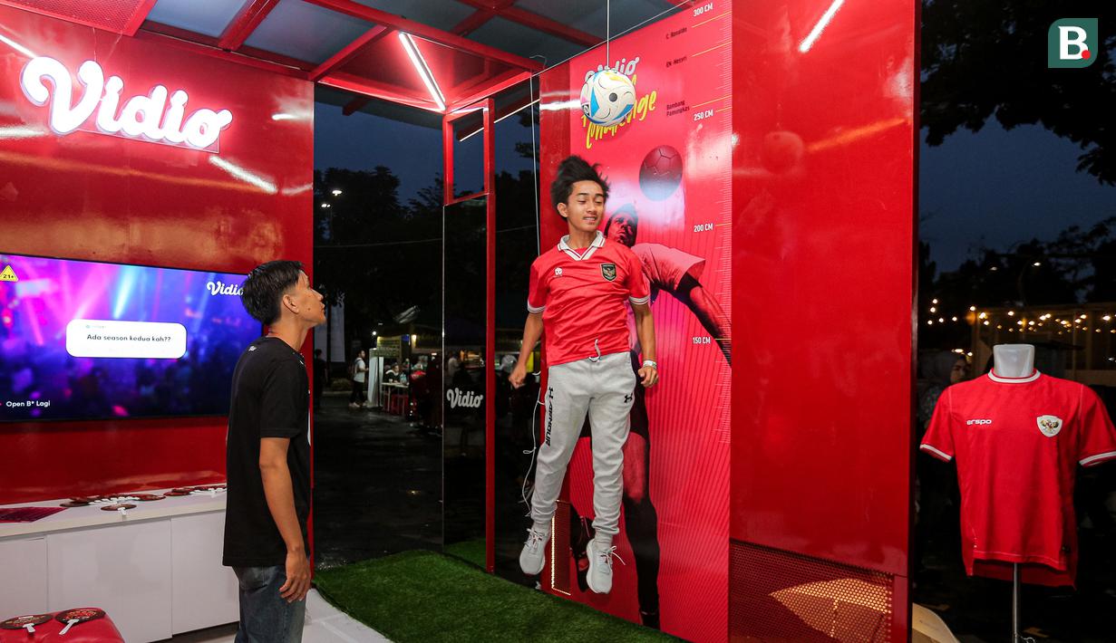 Seorang pengunjung tengah mencoba gim seru di sela acara nonton bersama Timnas Indonesia menghadapi Filipina dalam rangkaian acara MALAMNYA BOLA di Jakarta International Velodrome, Rawamangun, Jakarta Timur, Selasa (11/6/2024). (Bola.com/Bagaskara Lazuardi)