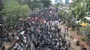 Massa memadati jalan menuju Gedung DPR RI, Jakarta, Senin (30/9/2019). Massa gabungan dari elemen mahasiswa, dan pelajar mulai memenuhi akses menuju Gedung DPR untuk menyuarakan penolakan Rancangan Undang-Undang KUHP dan Revisi Undang-Undang KPK. (merdeka.com/Iqbal S Nugroho)