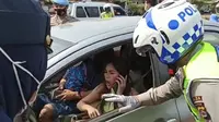 Wanita Cantik Marah Dilarang Berwisata Ke Anyer. (Minggu, 16/05/2021). (Lipuan6.com/Yandhi Deslatama).