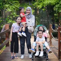 Zaskia Adya Mecca bersama anak-anaknya. (Foto: Dok. Instagram @zaskiadyamecca)