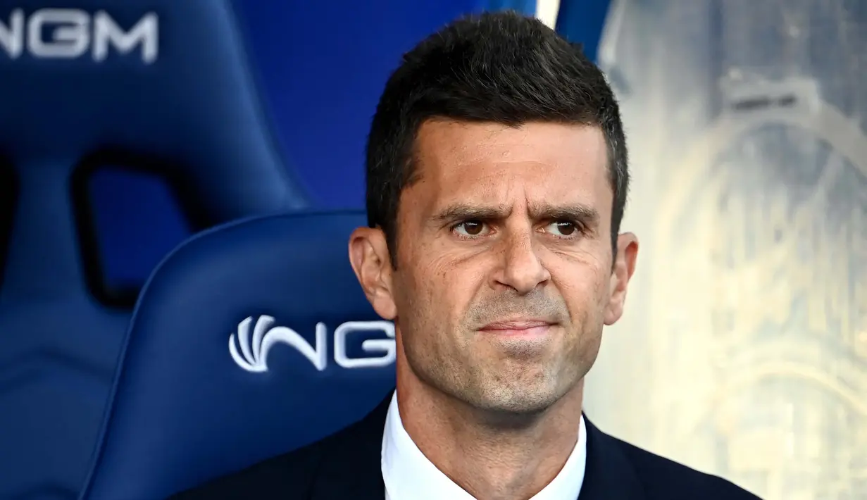 Pelatih Juventus, Thiago Motta, tak mampu menutupi kekecewaan setelah anak asuhnya gagal meraih kemenangan saat bertandang ke markas Empoli pada pekan keempat Serie A 2024/2025  di Stadion Carlo Castellani, Sabtu (14/9/2024). (AFP/Isabella Bonotto)