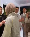 Aktor sekaligus Wakil Bupati Bandung Sahrul Gunawan resmi menikah dengan Dine Mutiara Aziz. Dihari pernikahan keduanya, Sahrul menjadikan teman-teman selebriti menjadi menjadi bridesmaid dan groomsmen. [Youtube/The Bramantyo]