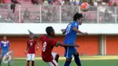 Pesepakbola Timnas U-19  Muhammad  Alwi Salaman  membayangi pemain Filipina U-19 Javier Paulo pada International Friendly Match di Stadion Maguwoharjo, Sleman, Jumat (19/8). Indonesia menang dengan skor 3-1. (Liputan6.com/Boy Harjanto)